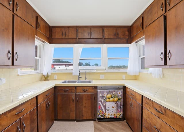 Home for sale at 600 S Storts St in Poth, TX — photo 4