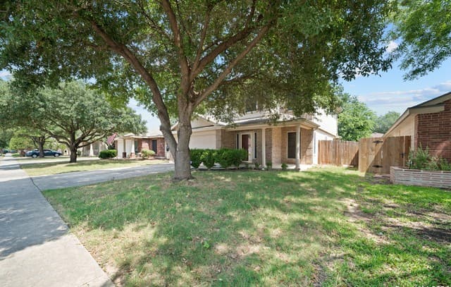 3-bedroom rental at 8926 Valhalla in Selma, TX — photo 2