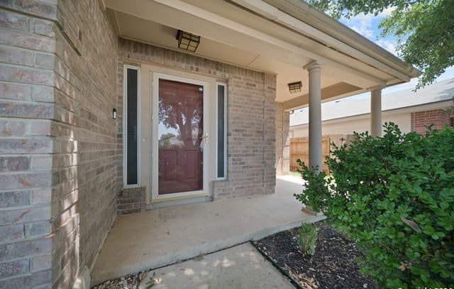 3-bedroom rental at 8926 Valhalla in Selma, TX — photo 4