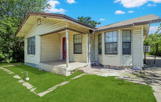 Home for sale at 3719 W Travis St in San Antonio, TX — photo 1