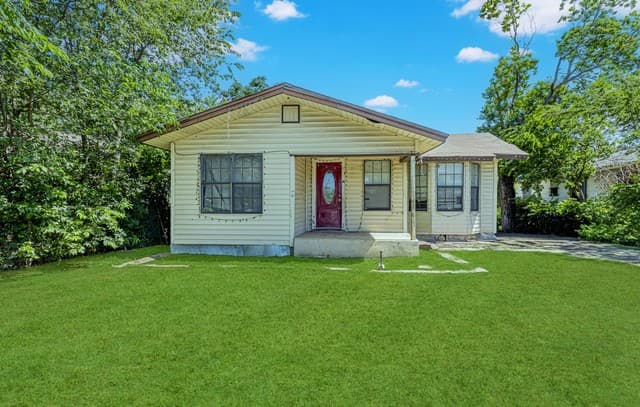 Home for sale at 3719 W Travis St in San Antonio, TX — photo 2