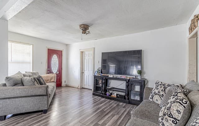 Home for sale at 3719 W Travis St in San Antonio, TX — photo 3