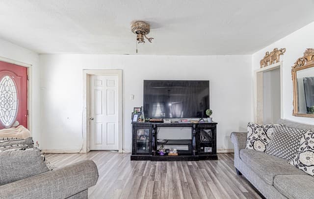 Home for sale at 3719 W Travis St in San Antonio, TX — photo 4