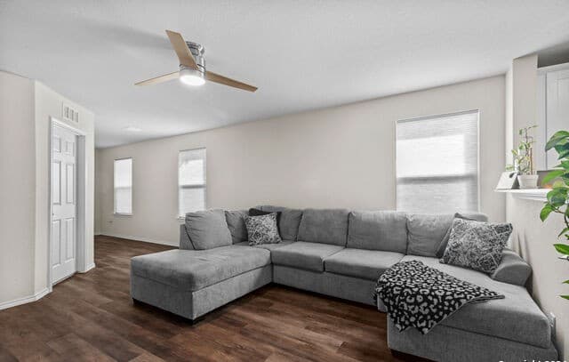 3-bedroom rental at 6602 Turnpike in Converse, TX — photo 3