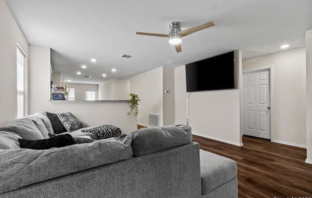 3-bedroom rental at 6602 Turnpike in Converse, TX — photo 4