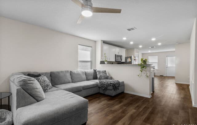 3-bedroom rental at 6602 Turnpike in Converse, TX — photo 5