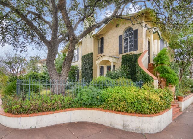 2-bedroom rental at 134 W Summit Ave in San Antonio, TX — photo 2