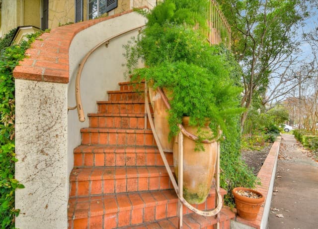 2-bedroom rental at 134 W Summit Ave in San Antonio, TX — photo 3
