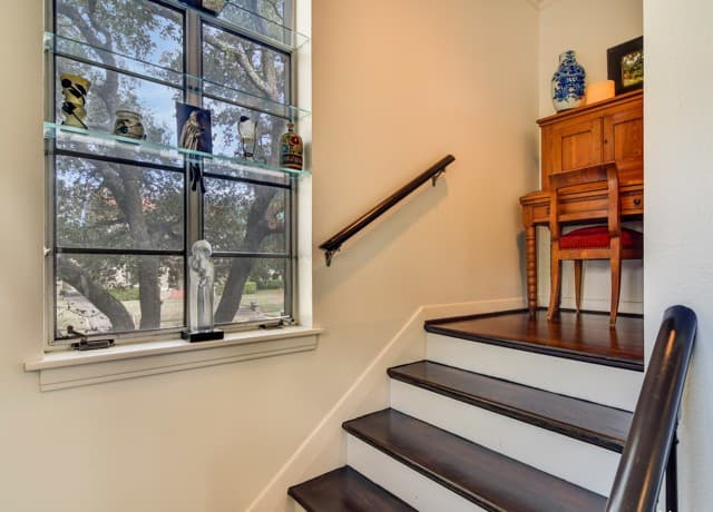 2-bedroom rental at 134 W Summit Ave in San Antonio, TX — photo 4