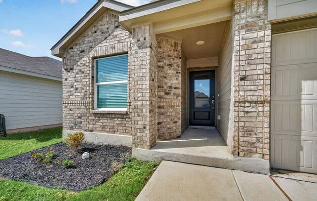 4-bedroom rental at 10639 Vinateros Drive in Converse, TX — photo 4