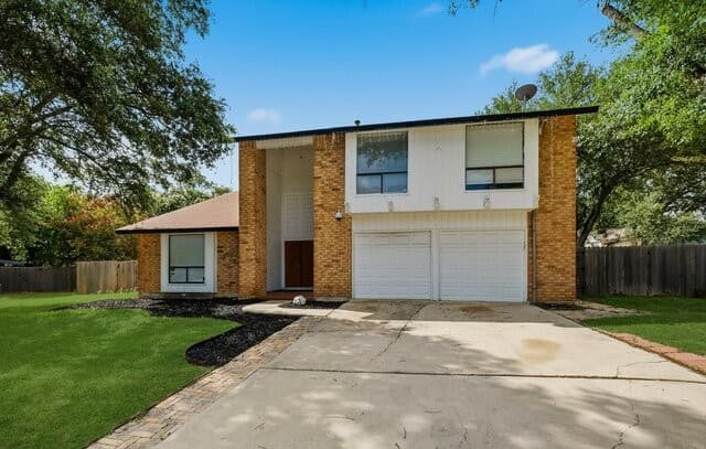 4-bedroom rental at 8414 Zodiac Dr in Universal City, TX — photo 2