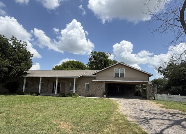 3-bedroom home for sale at 100 Hazel Ave in Three Rivers TX