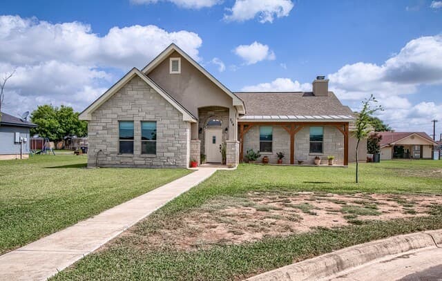 3-bedroom home for sale at 504 34th Street in Hondo TX