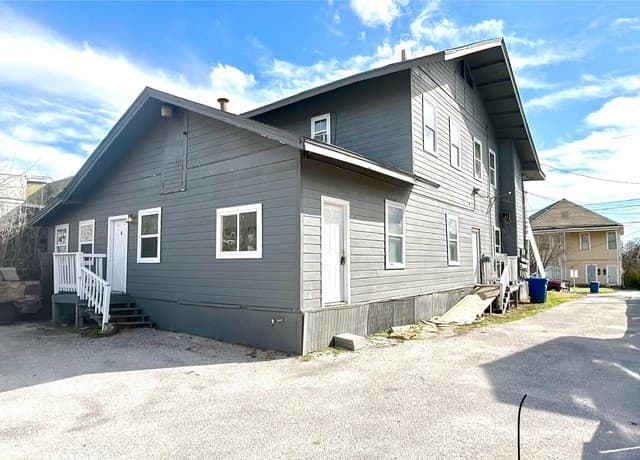 1-bedroom rental at 1137 W Ashby Pl Unit 6 in San Antonio, TX — photo 2