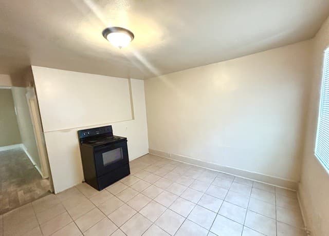 1-bedroom rental at 1137 W Ashby Pl Unit 6 in San Antonio, TX — photo 3