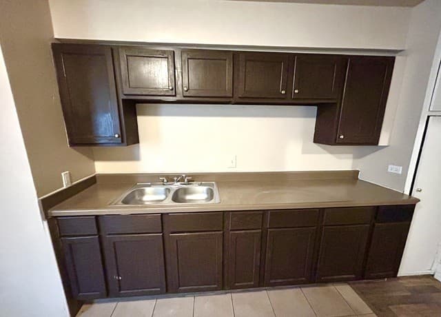 1-bedroom rental at 1137 W Ashby Pl Unit 6 in San Antonio, TX — photo 4