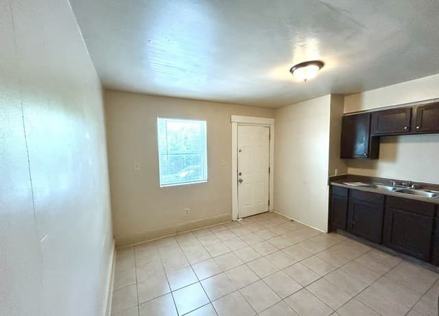 1-bedroom rental at 1137 W Ashby Pl Unit 6 in San Antonio, TX — photo 5