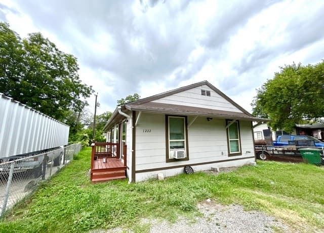 2-bedroom rental at 1222 Fenfield Ave Unit 2 in San Antonio, TX — photo 2