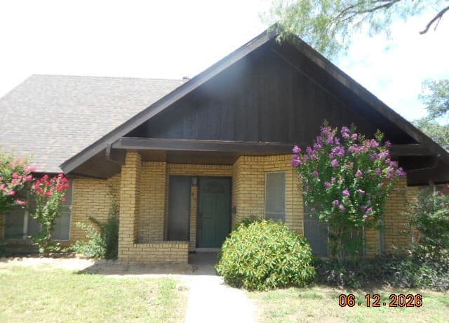Home for sale at 412 Chaparral Dr. in Pleasanton, TX — photo 2