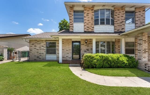 6-bedroom rental at 3614 Versailles Dr in San Antonio TX