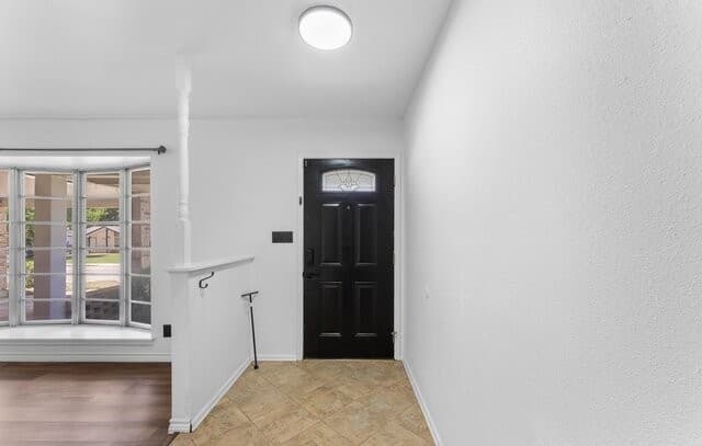 6-bedroom rental at 3614 Versailles Dr in San Antonio, TX — photo 2