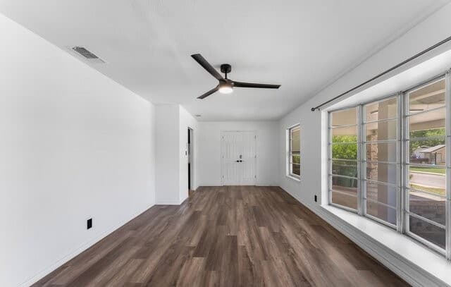 6-bedroom rental at 3614 Versailles Dr in San Antonio, TX — photo 3