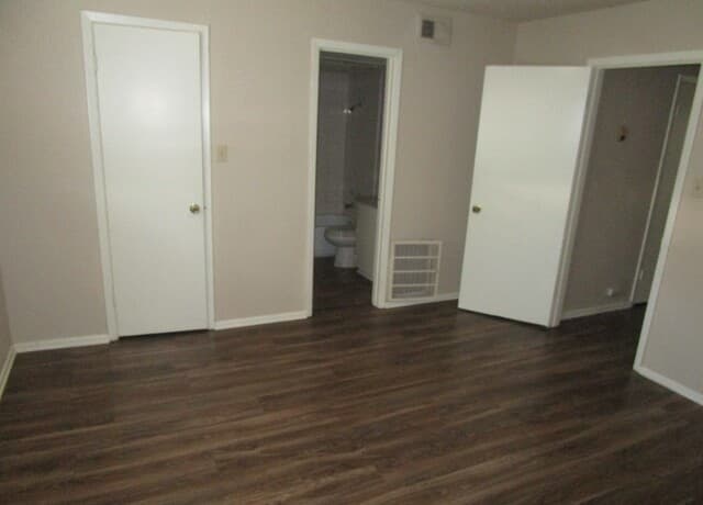 1-bedroom rental at 718 W Russell Pl Unit 12 in San Antonio, TX — photo 3