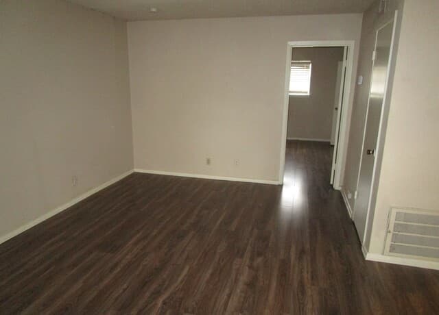 1-bedroom rental at 718 W Russell Pl Unit 12 in San Antonio, TX — photo 5