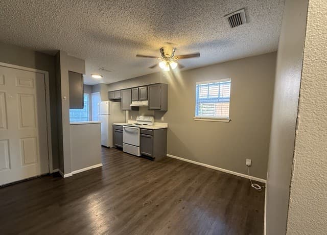 1-bedroom rental at 331 W Mistletoe Ave Unit 101 in San Antonio, TX — photo 3