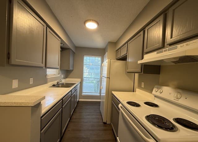 1-bedroom rental at 331 W Mistletoe Ave Unit 101 in San Antonio, TX — photo 5