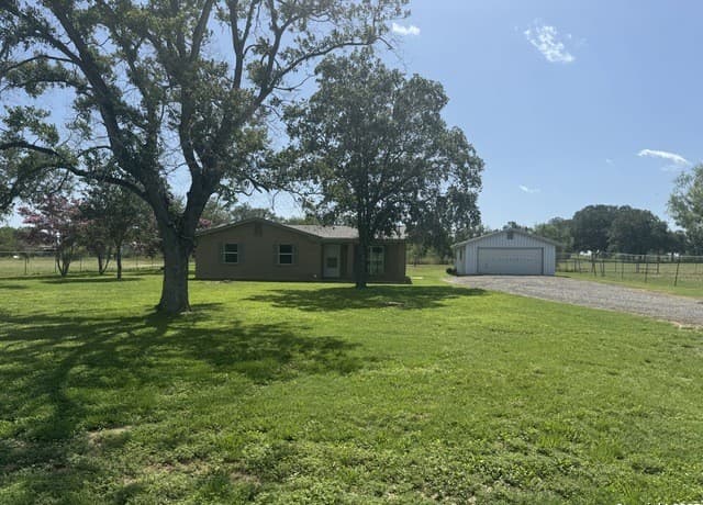 3-bedroom rental at 74 McCoy in Lytle, TX — photo 2
