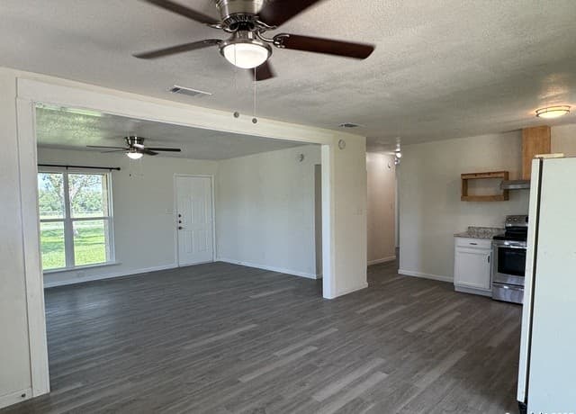 3-bedroom rental at 74 McCoy in Lytle, TX — photo 3
