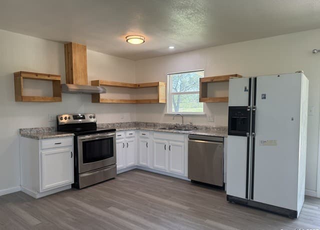 3-bedroom rental at 74 McCoy in Lytle, TX — photo 4