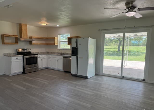 3-bedroom rental at 74 McCoy in Lytle, TX — photo 5
