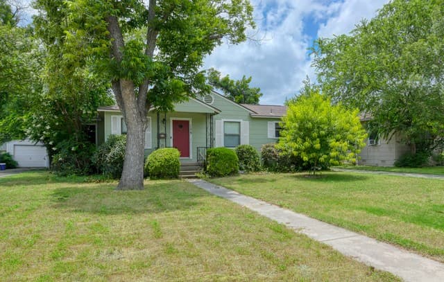 3-bedroom rental at 234 Irvington in San Antonio, TX — photo 2