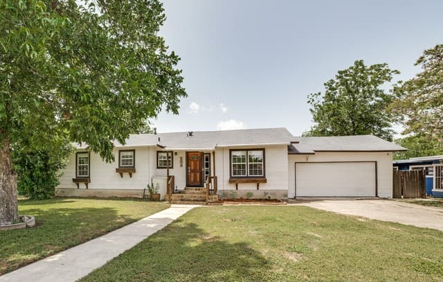 Home for sale at 2540 W Summit Ave in San Antonio, TX — photo 1