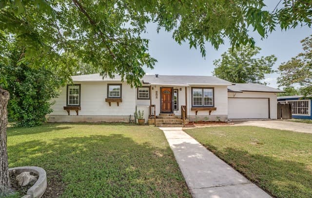 Home for sale at 2540 W Summit Ave in San Antonio, TX — photo 2