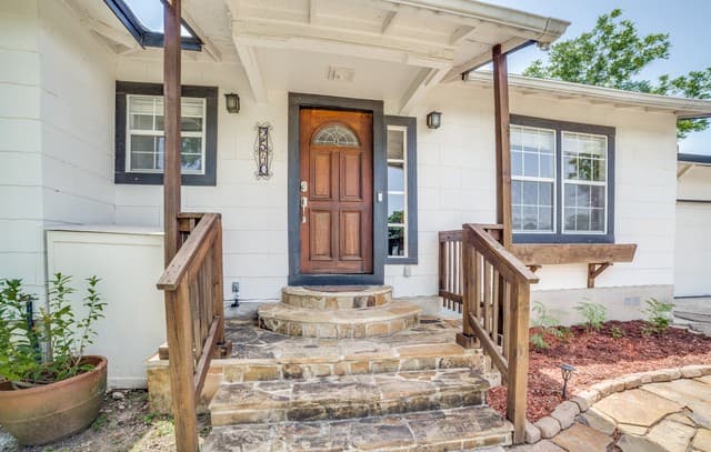 Home for sale at 2540 W Summit Ave in San Antonio, TX — photo 3