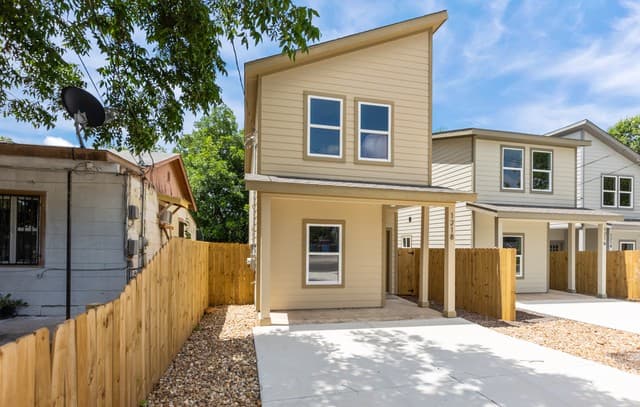 Home for sale at 1218 Aransas Ave in San Antonio, TX — photo 1