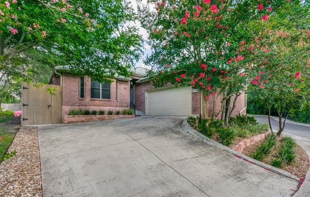 3-bedroom rental at 10 Oakwell Farms Pkwy in San Antonio, TX — photo 2