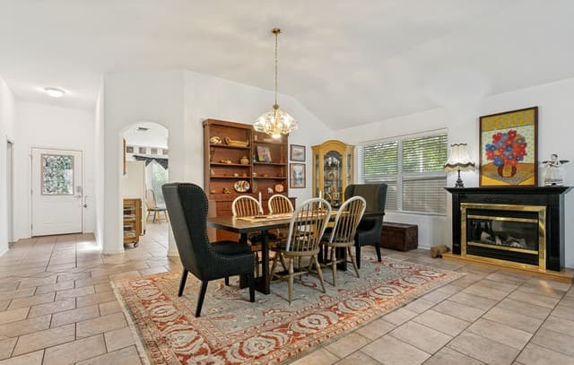 3-bedroom rental at 10 Oakwell Farms Pkwy in San Antonio, TX — photo 4