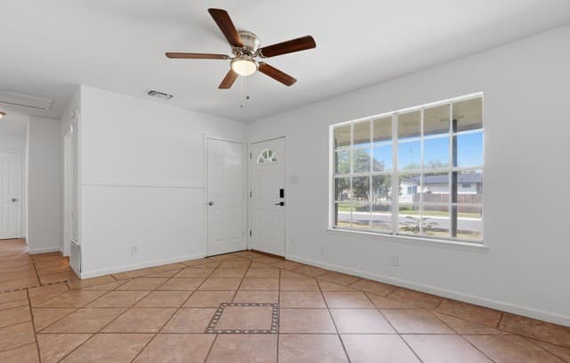 Home for sale at 702 Crestfield St in San Antonio, TX — photo 2
