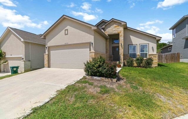 3-bedroom rental at 8315 Comanche Pass in Converse, TX — photo 2