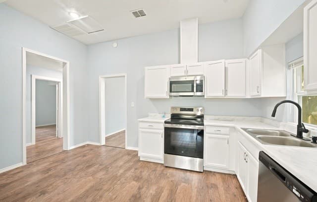 3-bedroom rental at 112 Avenue B in Converse, TX — photo 2