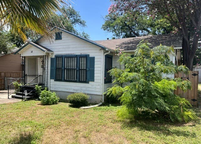 Home for sale at 18 Rosemont Dr in San Antonio, TX — photo 2