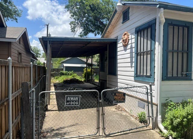 Home for sale at 18 Rosemont Dr in San Antonio, TX — photo 4