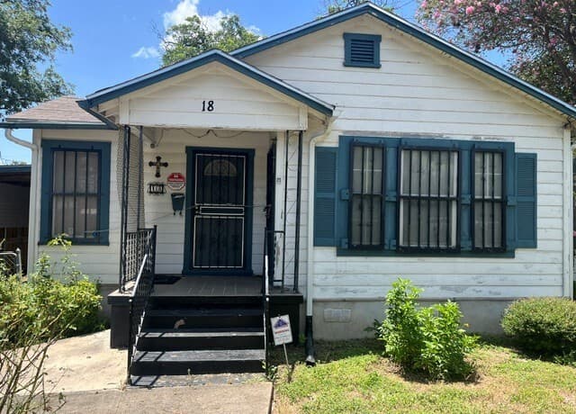 Home for sale at 18 Rosemont Dr in San Antonio, TX — photo 5