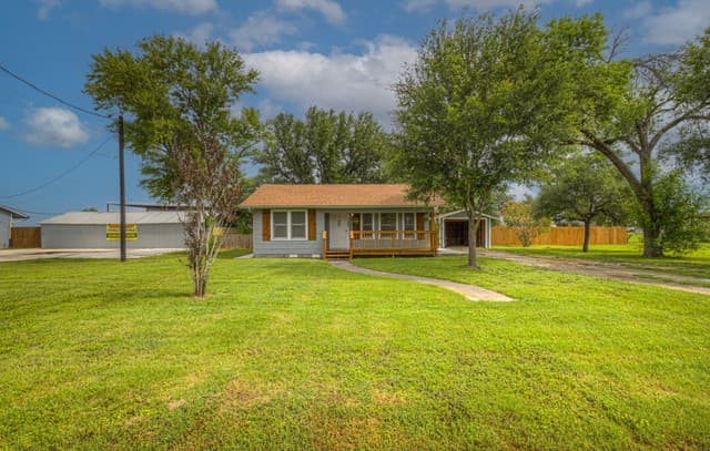 2-bedroom rental at 105 E Huebinger St in Marion, TX — photo 2