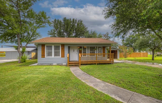 2-bedroom rental at 105 E Huebinger St in Marion, TX — photo 3