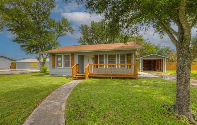 2-bedroom rental at 105 E Huebinger St in Marion, TX — photo 4